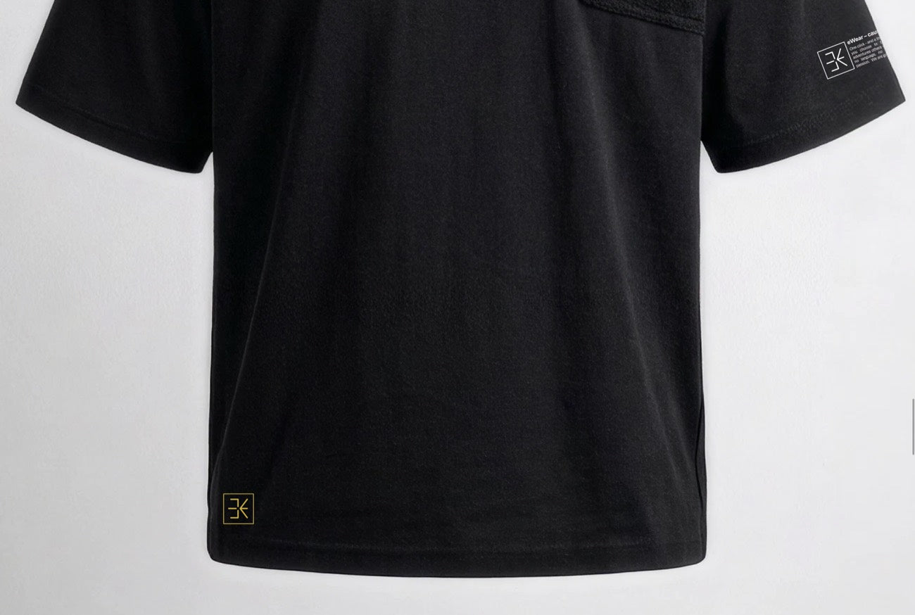 Goldenes eWear-Zeichen am Saum des Shirts